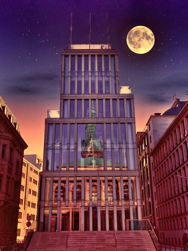 Der Vollmond beleuchtet Gebäude rund um Sitz der Bürgerschaft in Hamburg